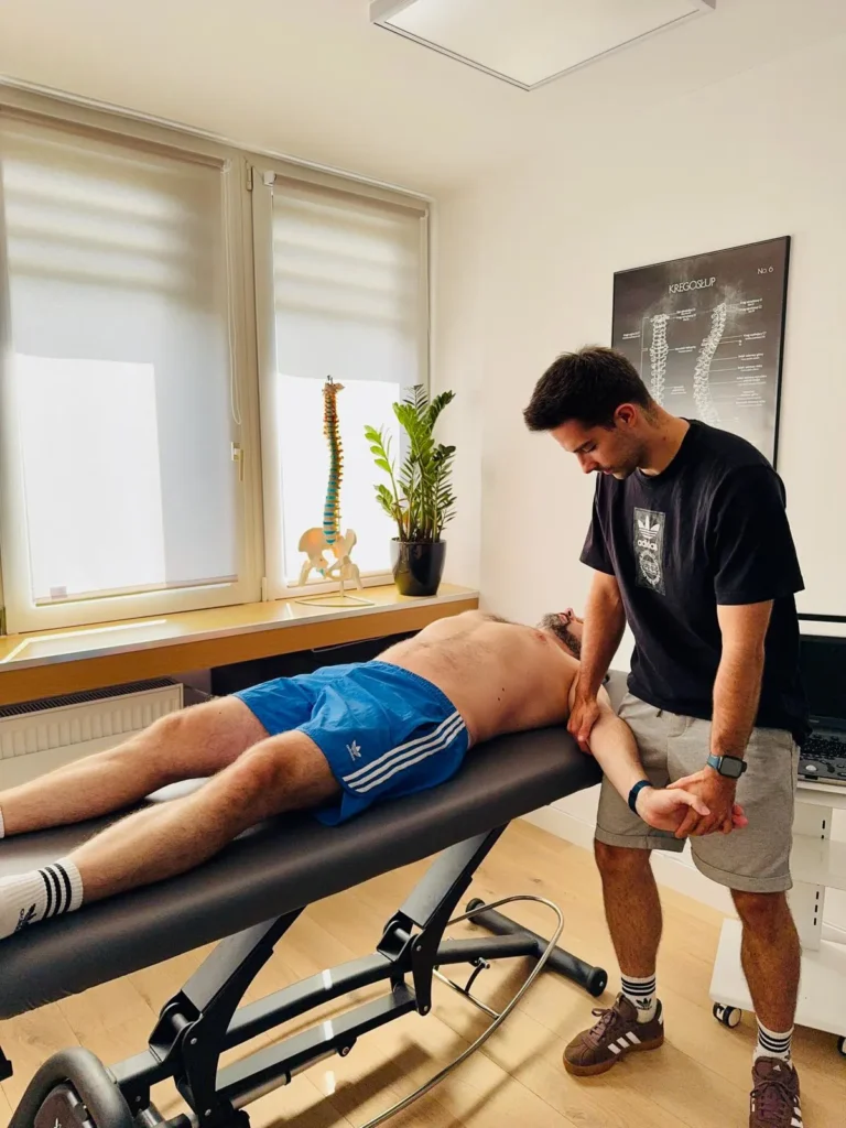 Fizjoterapeuta wykonujący neuromobilizacje