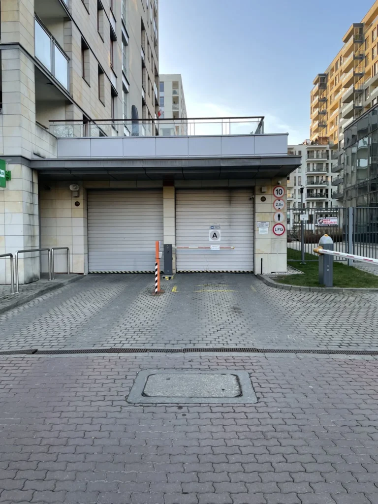 Wjazd do parkingu na obrzeżnej 5 w warszawie