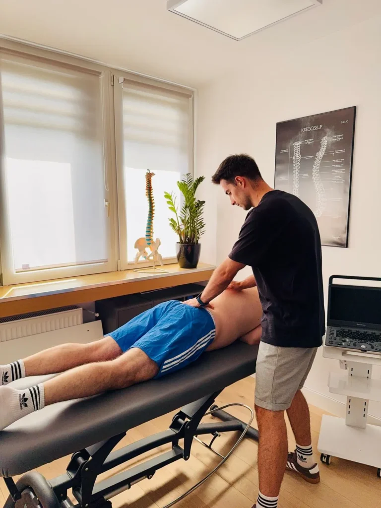 Fizjoterapeuta wykonujący terapie punktów spustowych