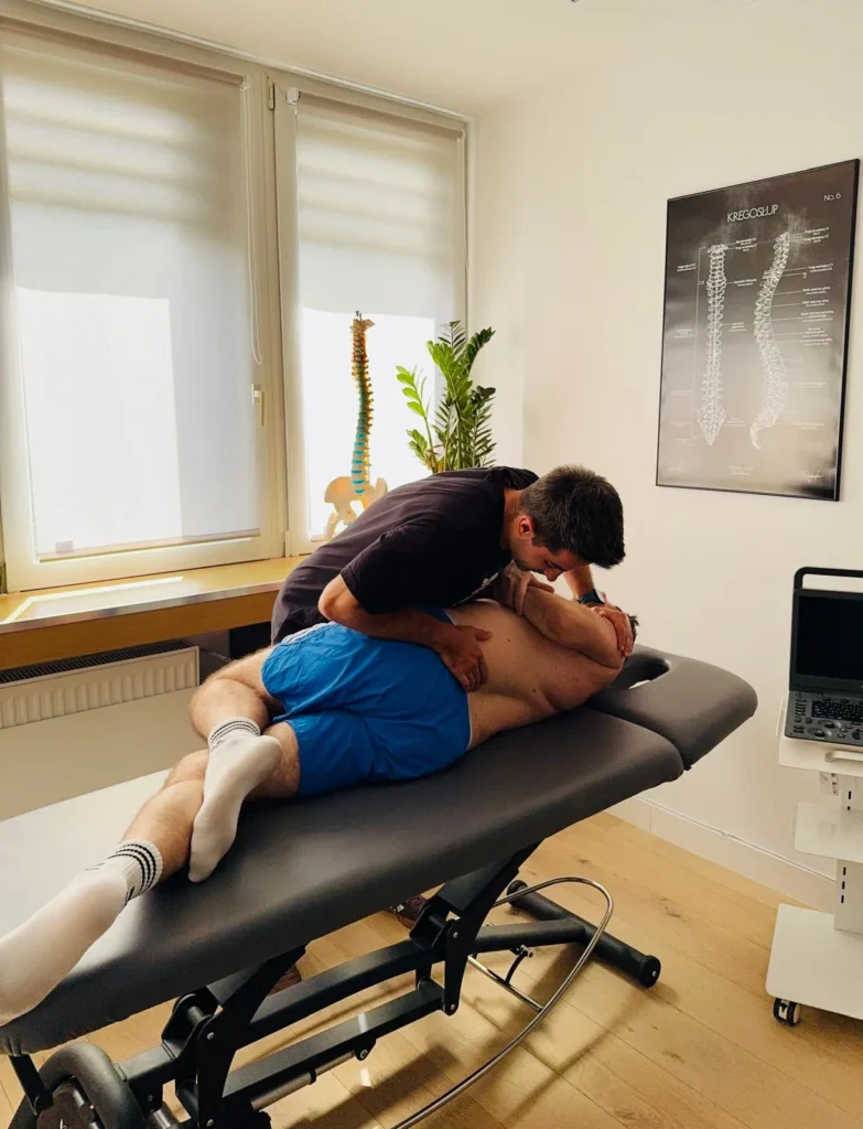 Fizjoterapeuta wykonujący chiropraktyke kręgosłupa