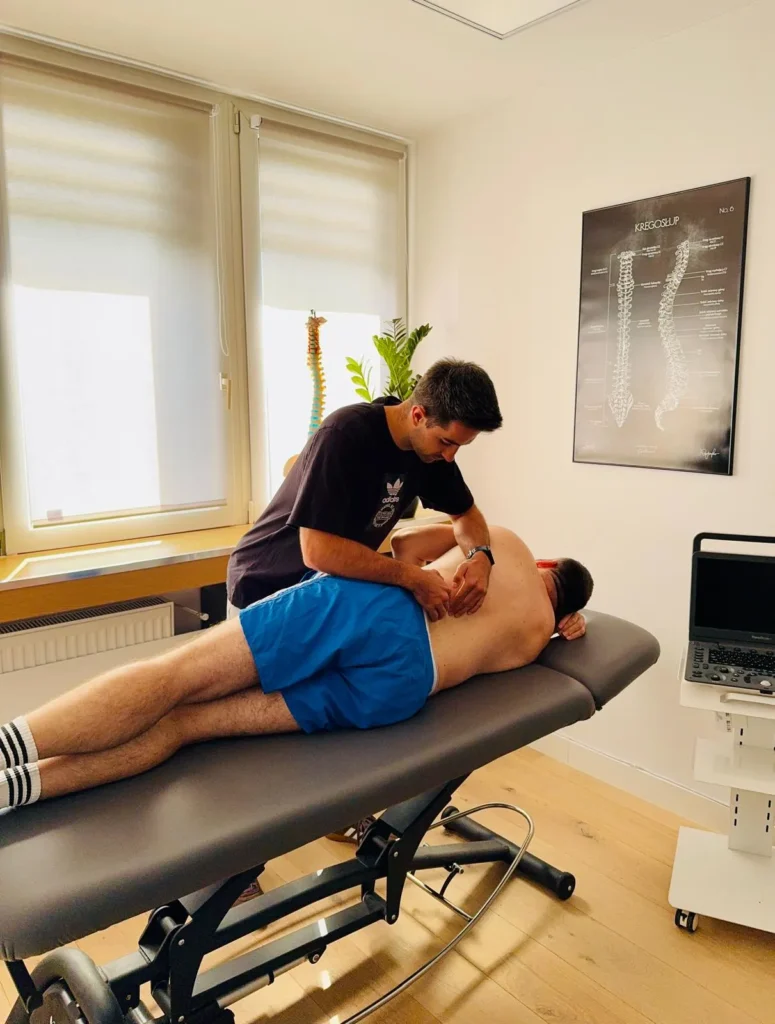 Fizjoterapeuta wykonujący masaż leczniczy na pacjencie